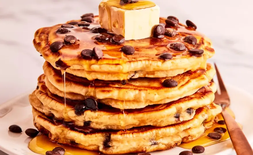 Fluffige Chocolate-Chip-Pancakes mit Buttermilch