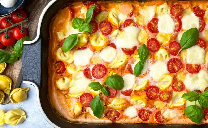 Tortellini-Auflauf mit Tomatensoße und goldbraunem Käse
