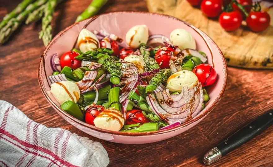 Spargel-Tomaten-Salat mit dem besten Dressing