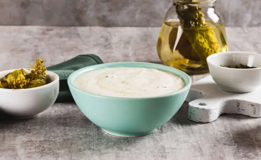 Buttermilk-Ranch-Dip selber machen - cremig und würzig
