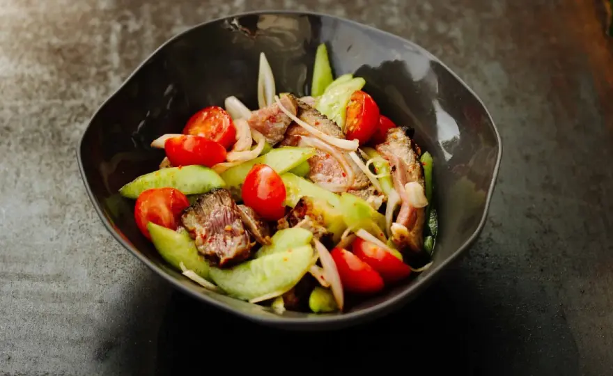Yam-Nua-Salat mit Rindfleisch - so gelingt die Thai-Balance