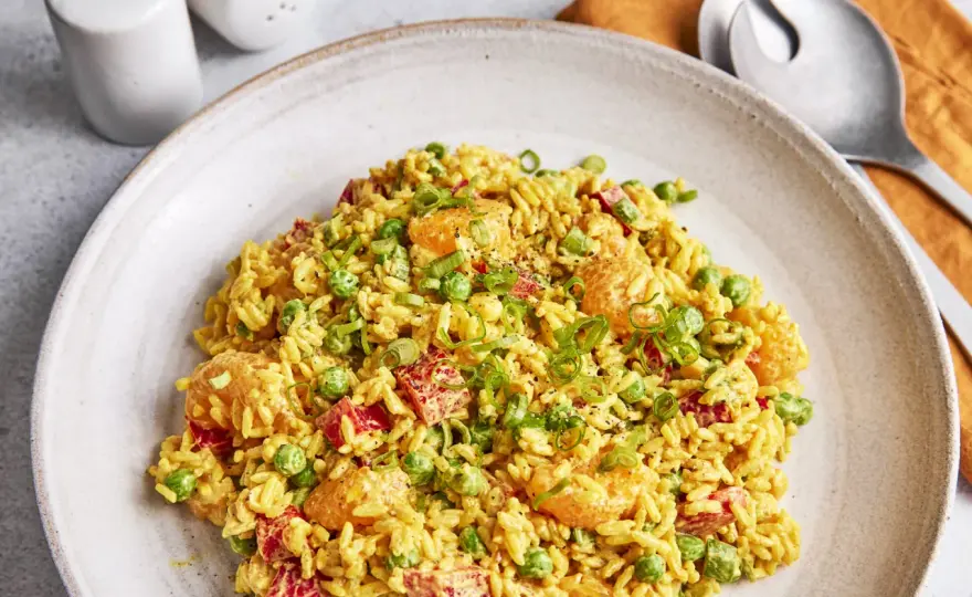 Curry-Reissalat mit lockerem Reis und cremigem Dressing