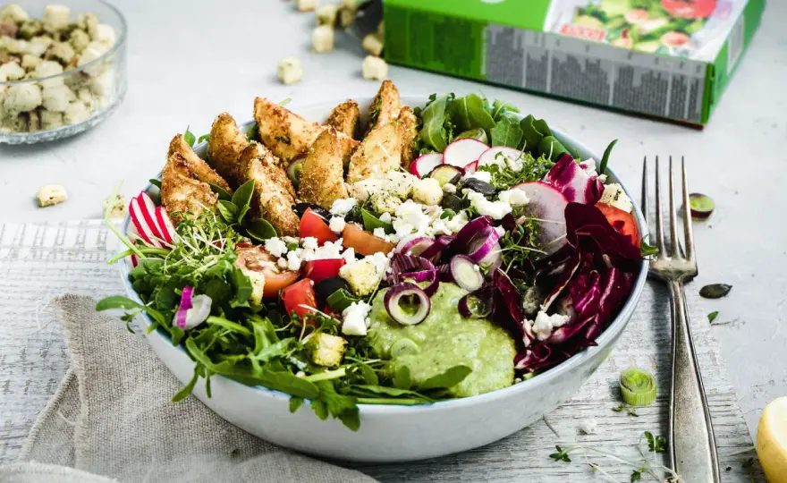 Kartoffelspalten-Salat mit Rucola und knusprigen Wedges