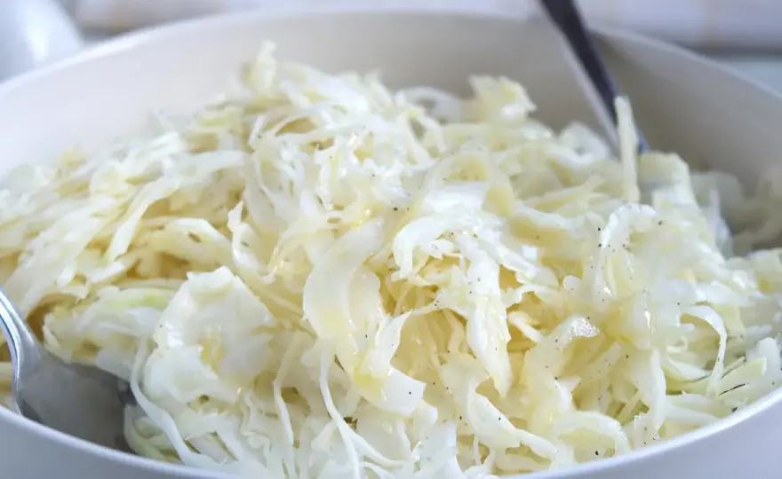 Cremiger griechischer Krautsalat - so bleibt er knackig