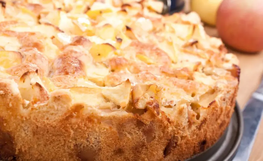 Klassischer Apfelkuchen mit Rührteig und saftiger Apfelschicht