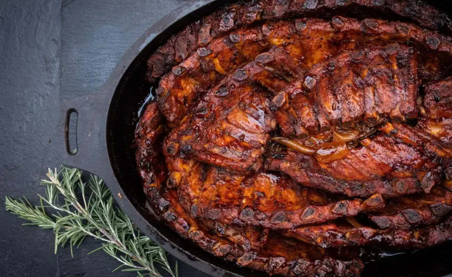 Spareribs im Dutch Oven - so werden sie zart und saftig