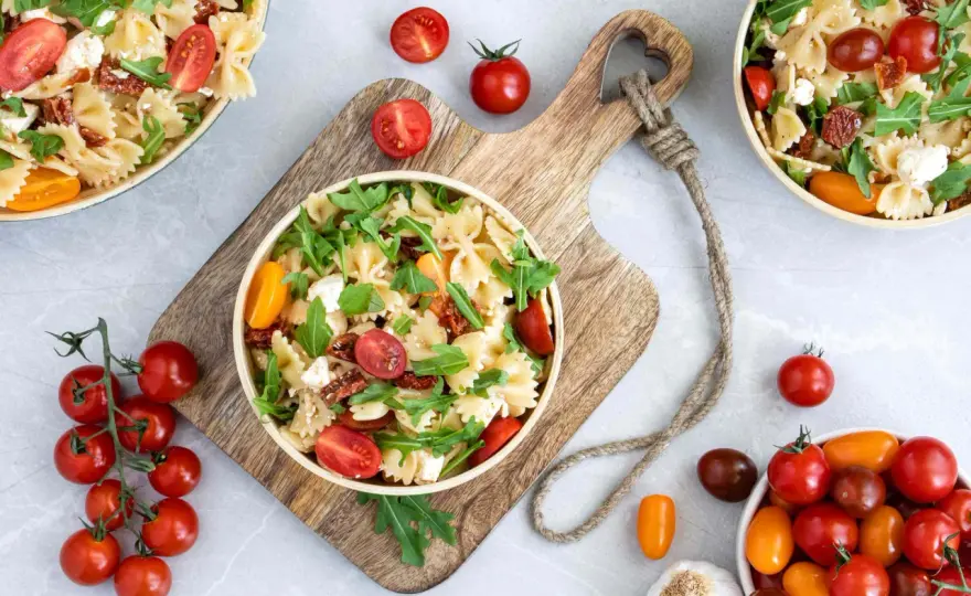 Mediterraner Salat mit getrockneten Tomaten und Oliven
