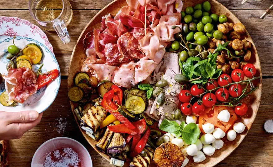Antipasti-Platte anrichten - 5 Ideen, Mengen und praktische Tipps