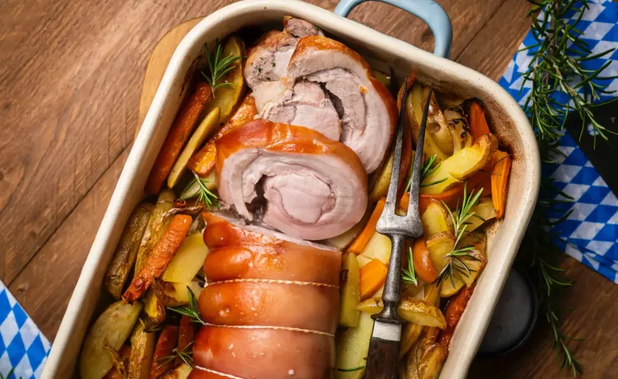 Rollbraten im Backofen saftig zubereiten - so gelingt er