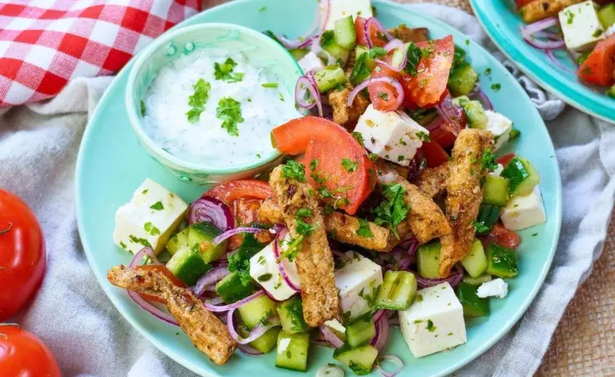 Gyros-Salat mit Tzatziki und knackigem Gemüse