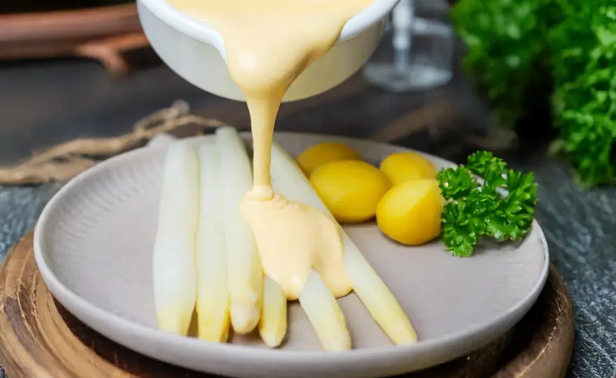 Sauce hollandaise ohne Gerinnen zubereiten