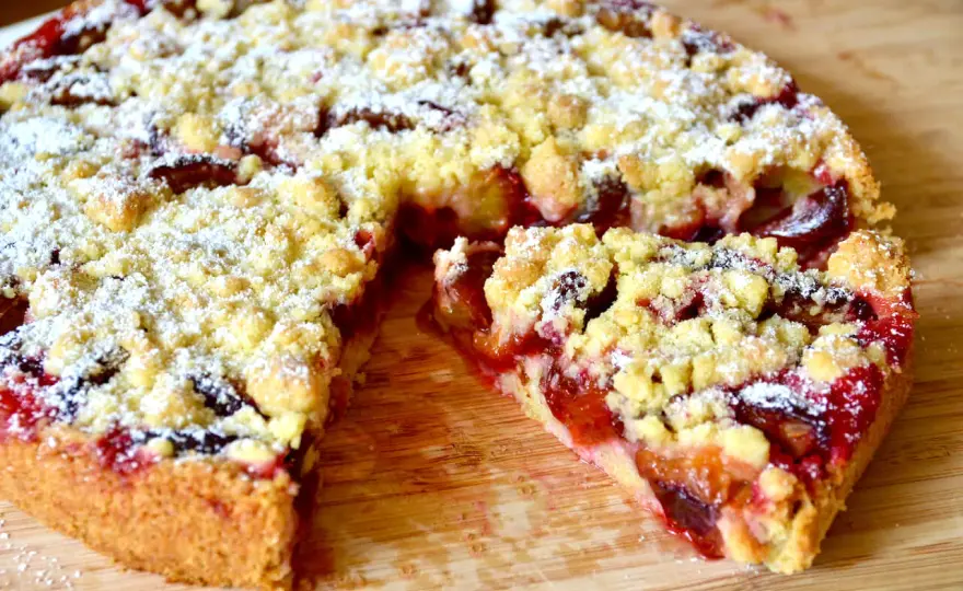 Omas Pflaumenkuchen mit Hefeteig aus der Springform