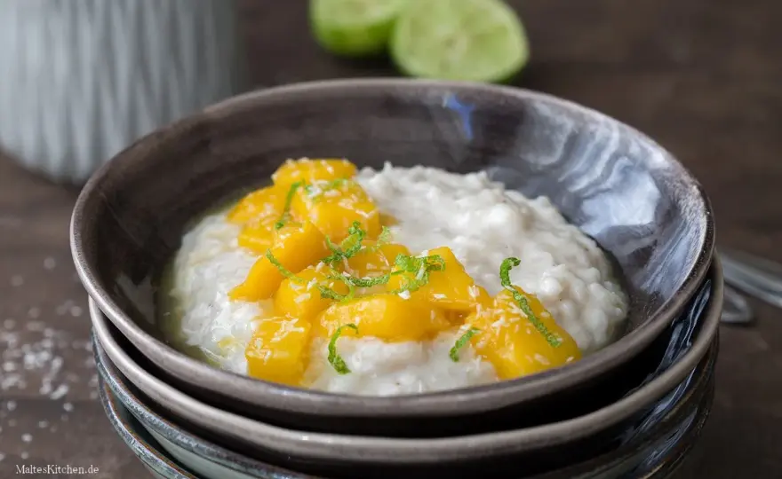 Cremiger Mango-Kokos-Milchreis mit reifer Mango