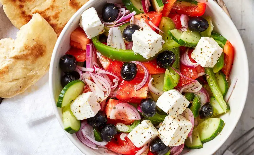 Griechischer Bauernsalat mit Feta einfach zubereiten