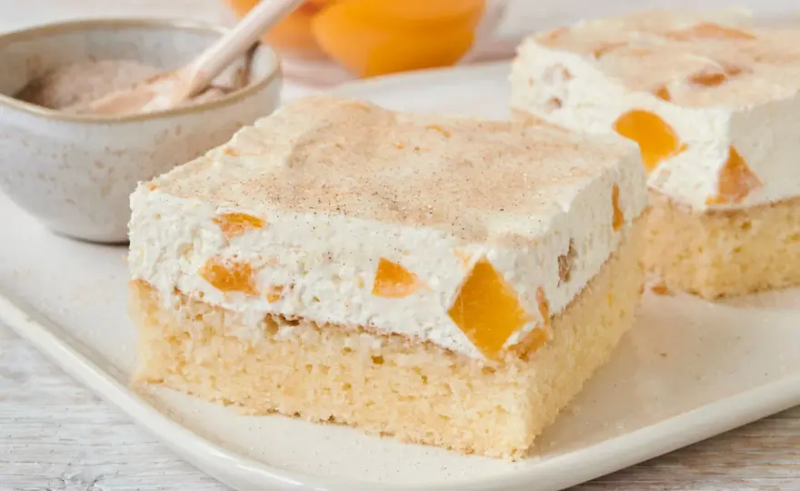 Pfirsich-Schmand-Kuchen mit knusprigem Boden