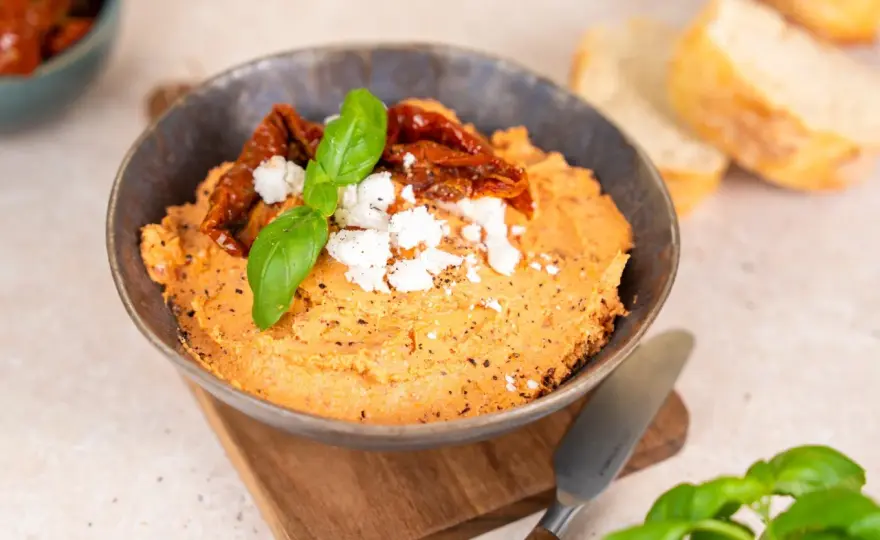 Tomaten-Feta-Dip in 10 Minuten mit getrockneten Tomaten