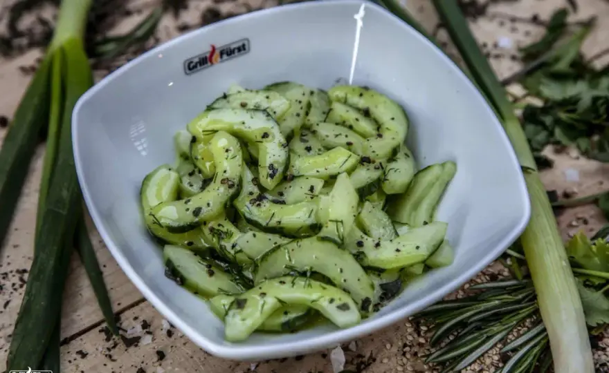 Gurkensalat mit Dill bleibt knackig und nicht wässrig