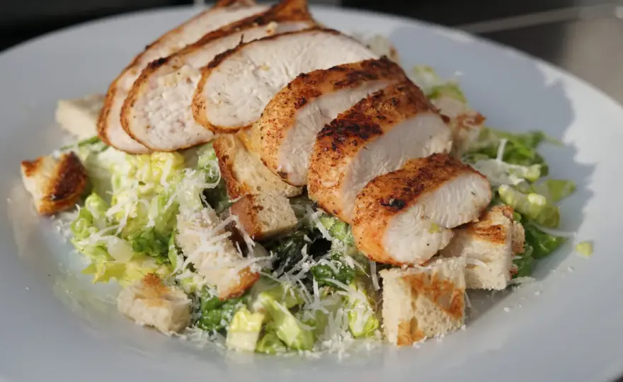 Caesar-Salat klassisch zubereiten und richtig abschmecken