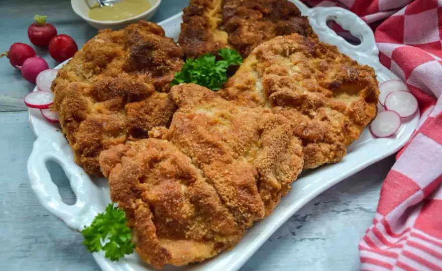 Schnitzel panieren - so wird die Panade goldbraun und knusprig