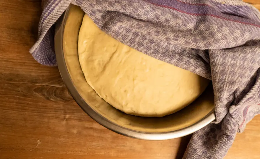 Pizzateig selber machen für luftigen Rand und knusprigen Boden