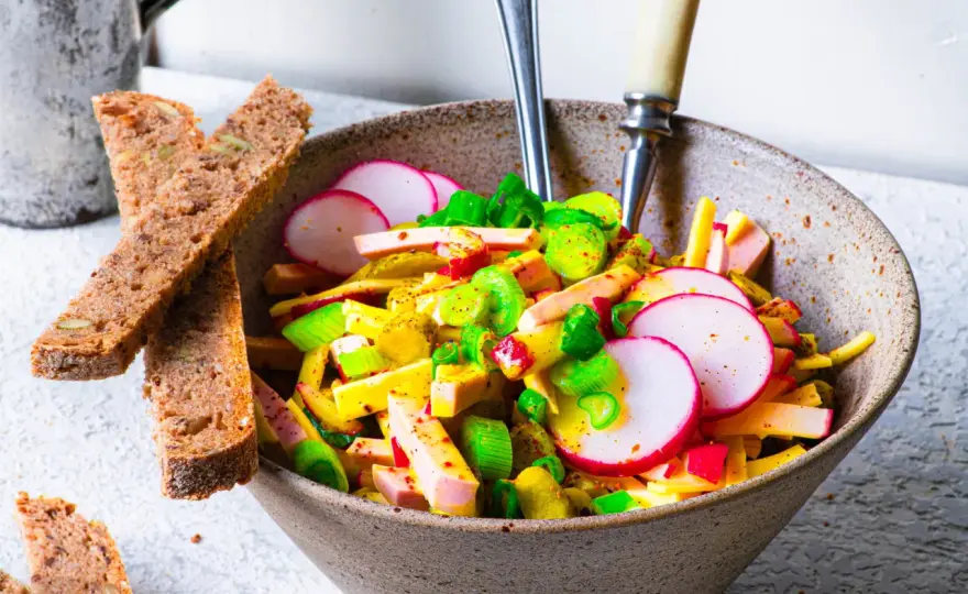 Schweizer Wurstsalat mit Emmentaler einfach selber machen