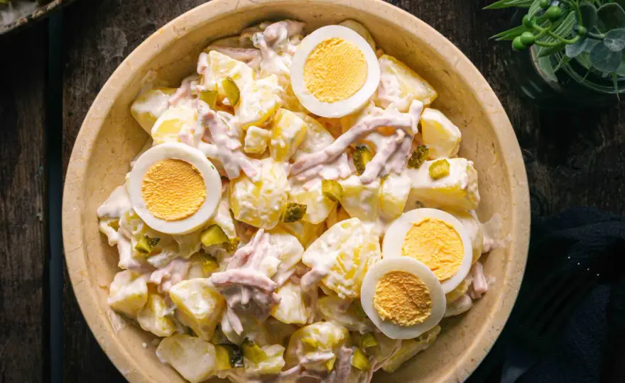 Kartoffelsalat mit Fleischsalat - cremig, frisch und einfach