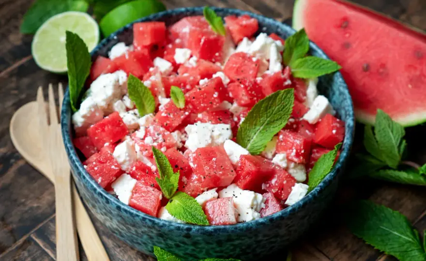 Melonen-Feta-Salat mit Limetten-Dressing richtig zubereiten