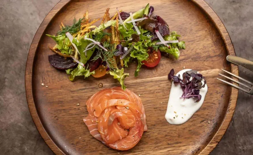 Gebeizter Lachs als Vorspeise - Grundrezept und Beilagen