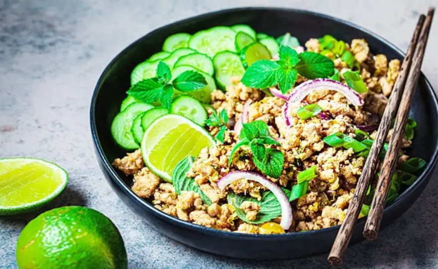 Laab Gai Rezept mit Hähnchen, Limette und geröstetem Reis
