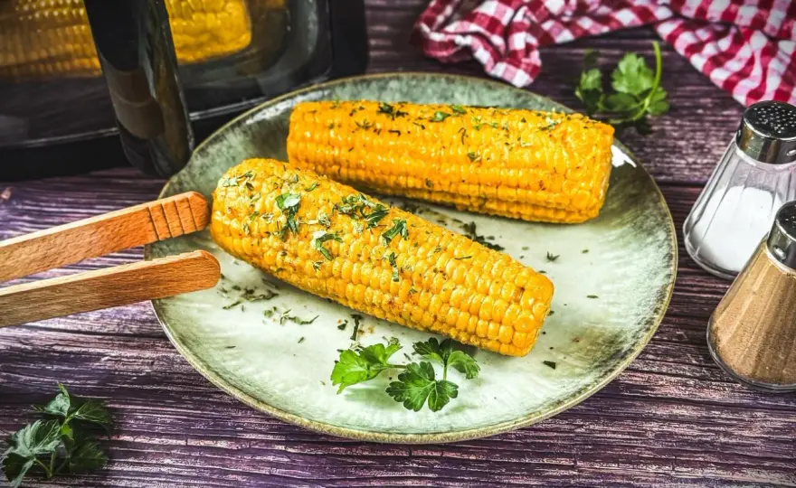 Mais im Airfryer - so wird er goldbraun und saftig