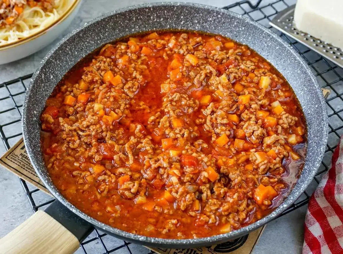 Herzhaftes Bolognese-Ragout in der Pfanne, perfekt für ein schnelles bolognese rezept. Mit Hackfleisch und Gemüse.