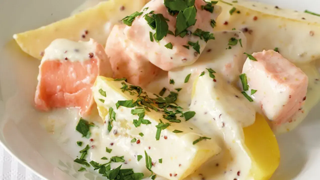 Lachs und Kartoffeln in cremiger Sauce mit Senfkörnern und Petersilie. Ein köstliches Gericht, das Lust auf mehr macht.