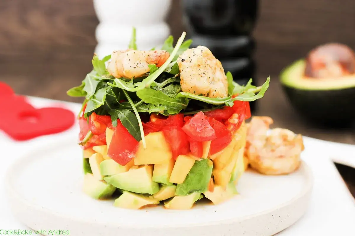 Ein sommerlicher Salat mit Garnelen, Avocado und Tomaten, garniert mit Rucola. Perfekt für heiße Tage!