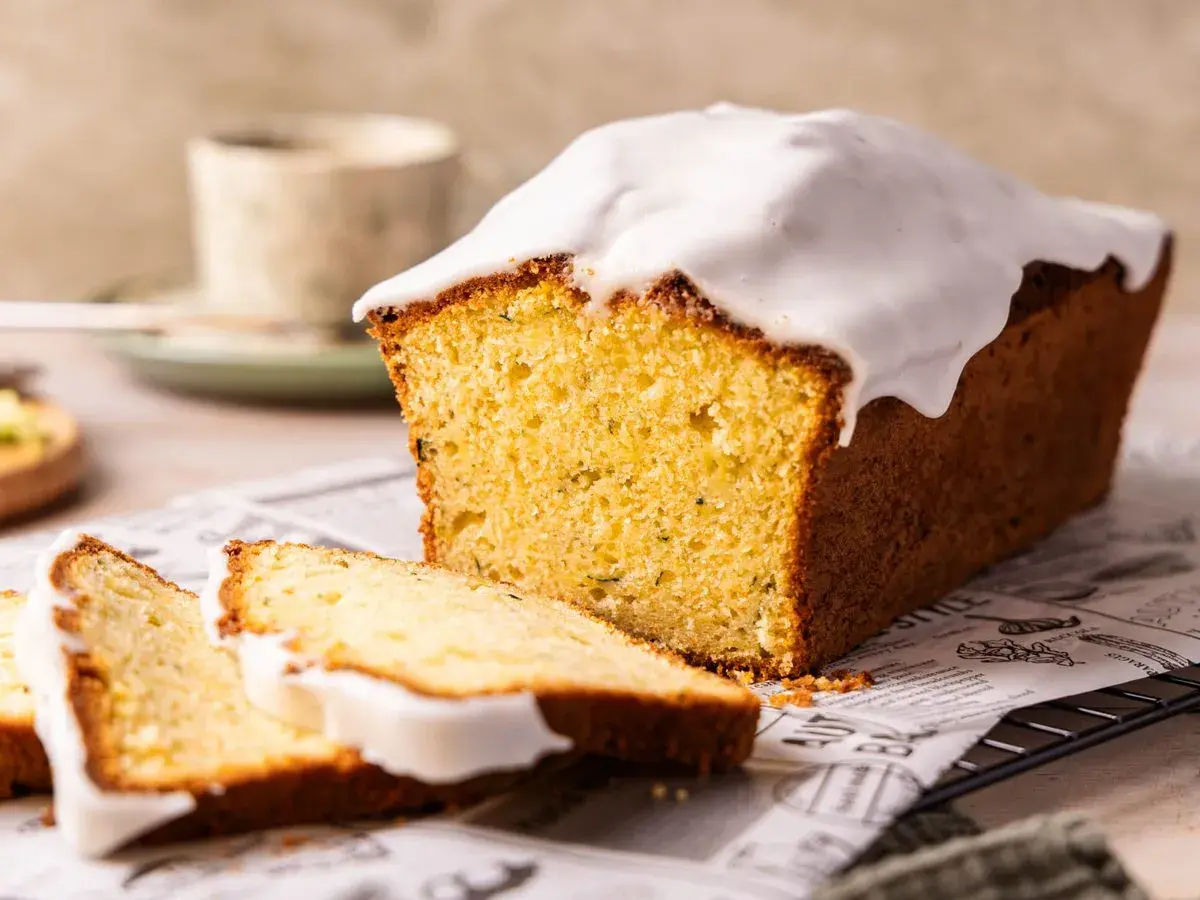 Saftiger Zucchini Kuchen mit süßer Glasur, perfekt für eine Kaffeepause.