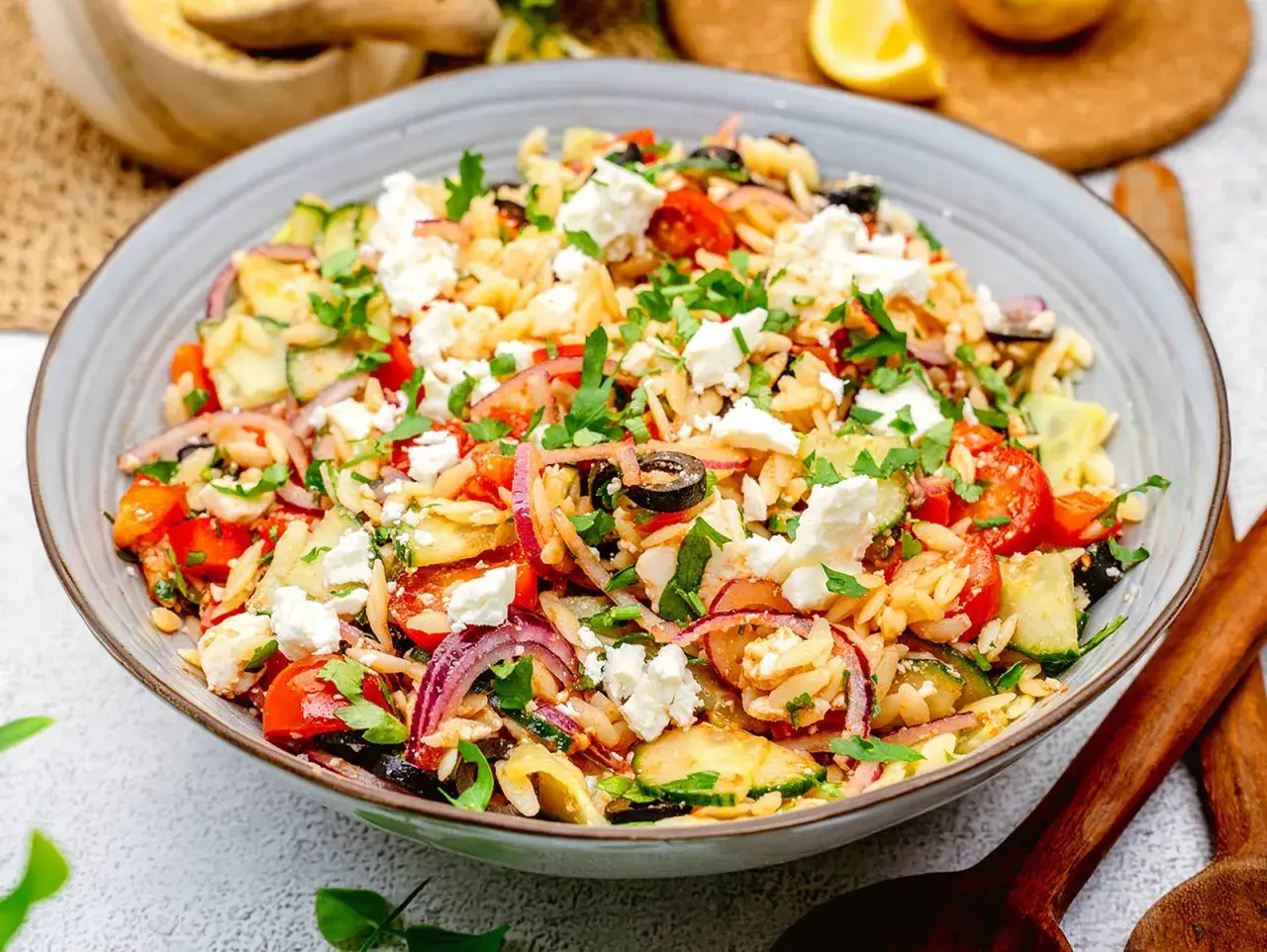 Ein bunter Kritharaki Salat mit Tomaten, Gurken, roten Zwiebeln, Oliven und Feta. Frisch und lecker!