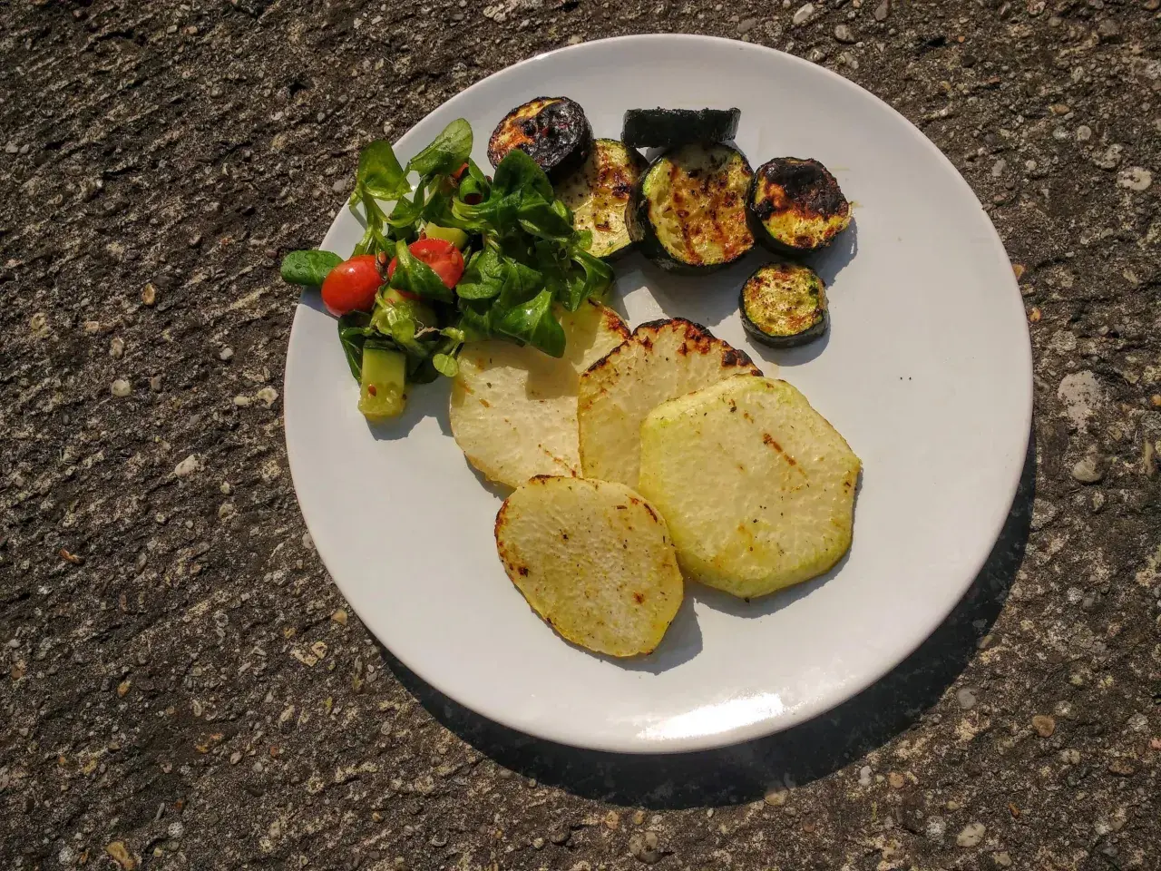 Gegrillte Kohlrabi-Scheiben mit Zucchini und einem kleinen Salat. Man kann Kohlrabi grillen und es schmeckt köstlich!