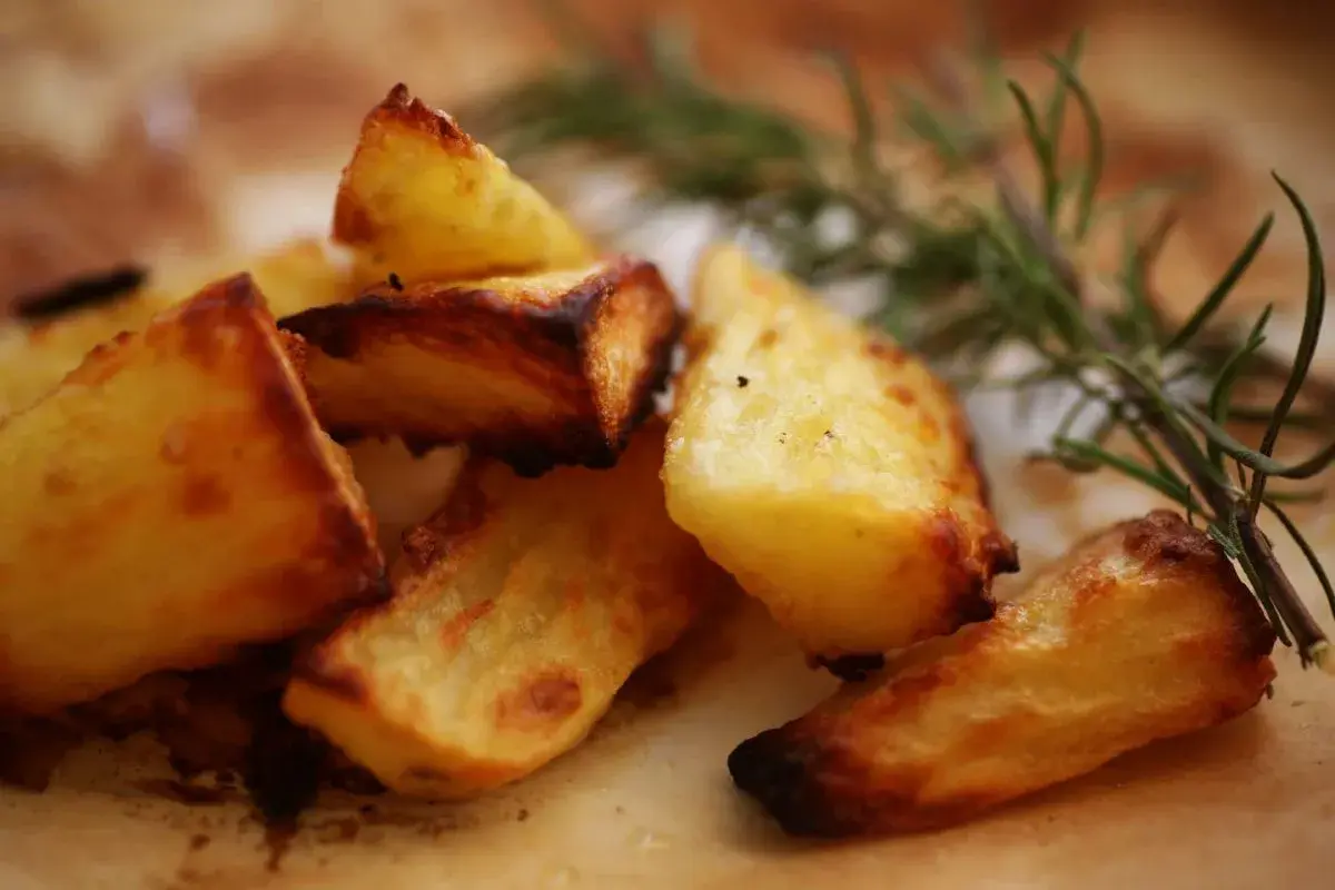 Knusprige Ofenkartoffeln mit Rosmarin. Ein einfacher Trick für perfekt goldbraune Kartoffelspalten, die außen knusprig und innen weich sind.