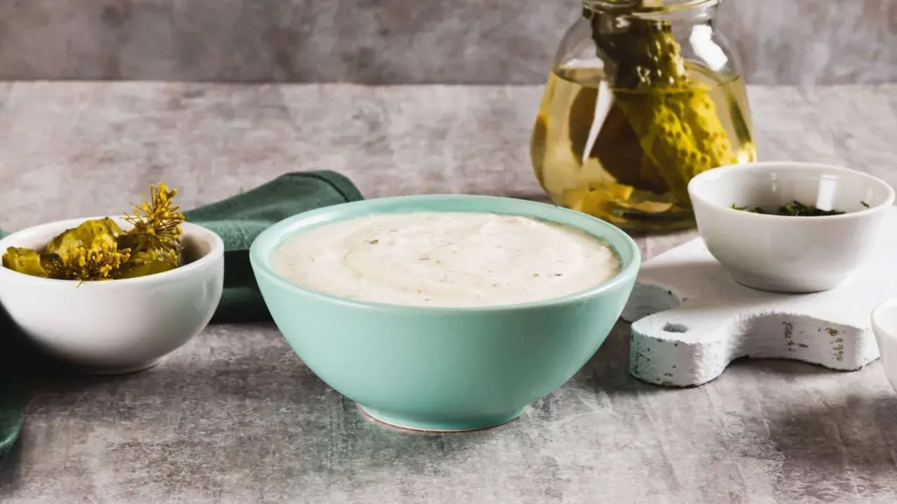 Cremiger Buttermilk Ranch Dip mit Dill und Gurkenstücken. Perfekt zum Dippen!