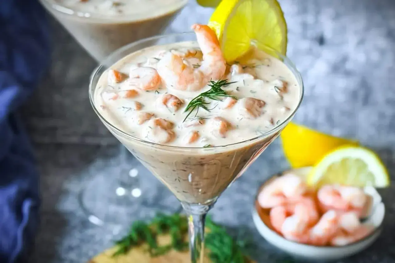 Cremiger Krabbencocktail in Martiniglas, garniert mit Dill und Zitrone. Dieses weltbeste Krabbencocktail Rezept ist ein Genuss!