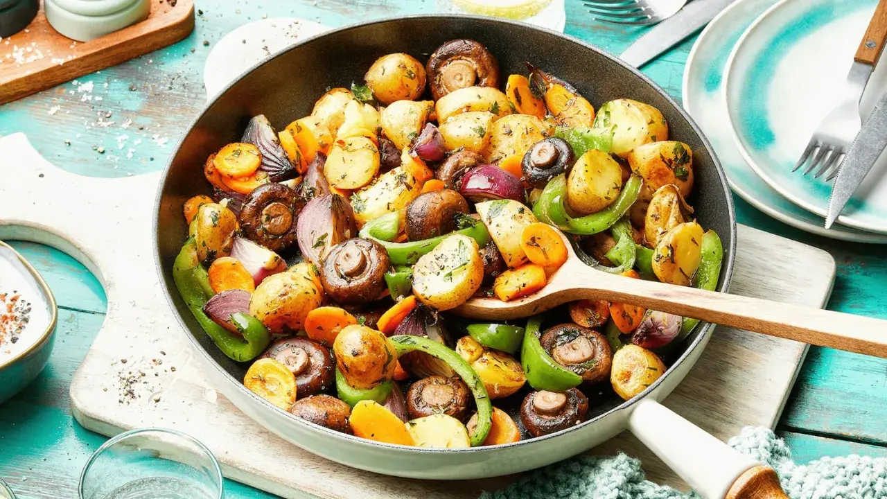 Bunte Ofenkartoffeln mit Pilzen, Karotten und Paprika – eine köstliche Idee für Rezepte mit Kartoffeln als Hauptspeise.