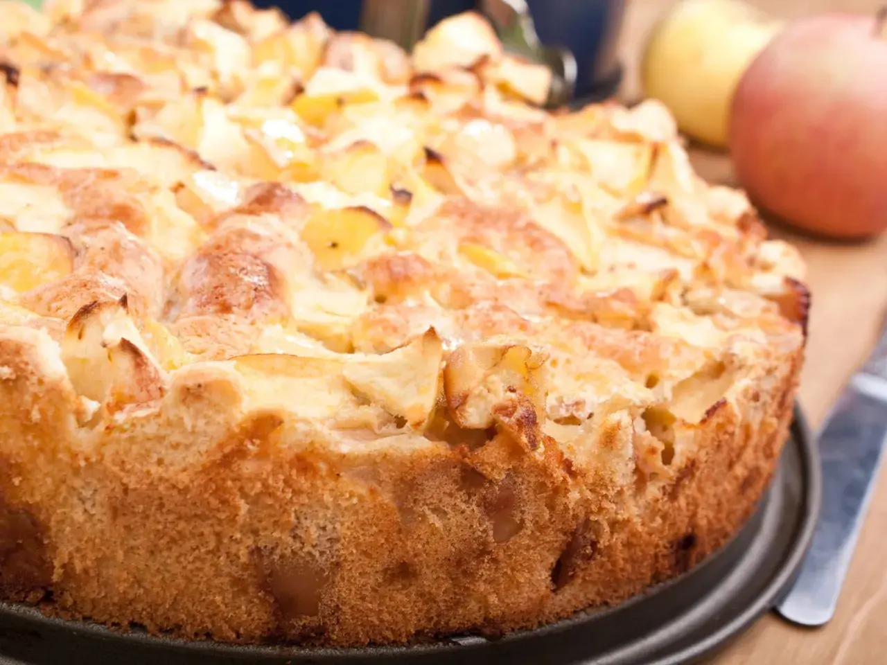 Goldbrauner Apfelkuchen, frisch gebacken, mit saftigen Apfelstücken. Ein tolles Apfelkuchen Rezept für gemütliche Stunden.