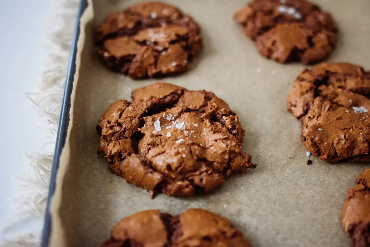 Schokoladen-Cookies mit Meersalzflocken, perfekt für ein soft cookies rezept.
