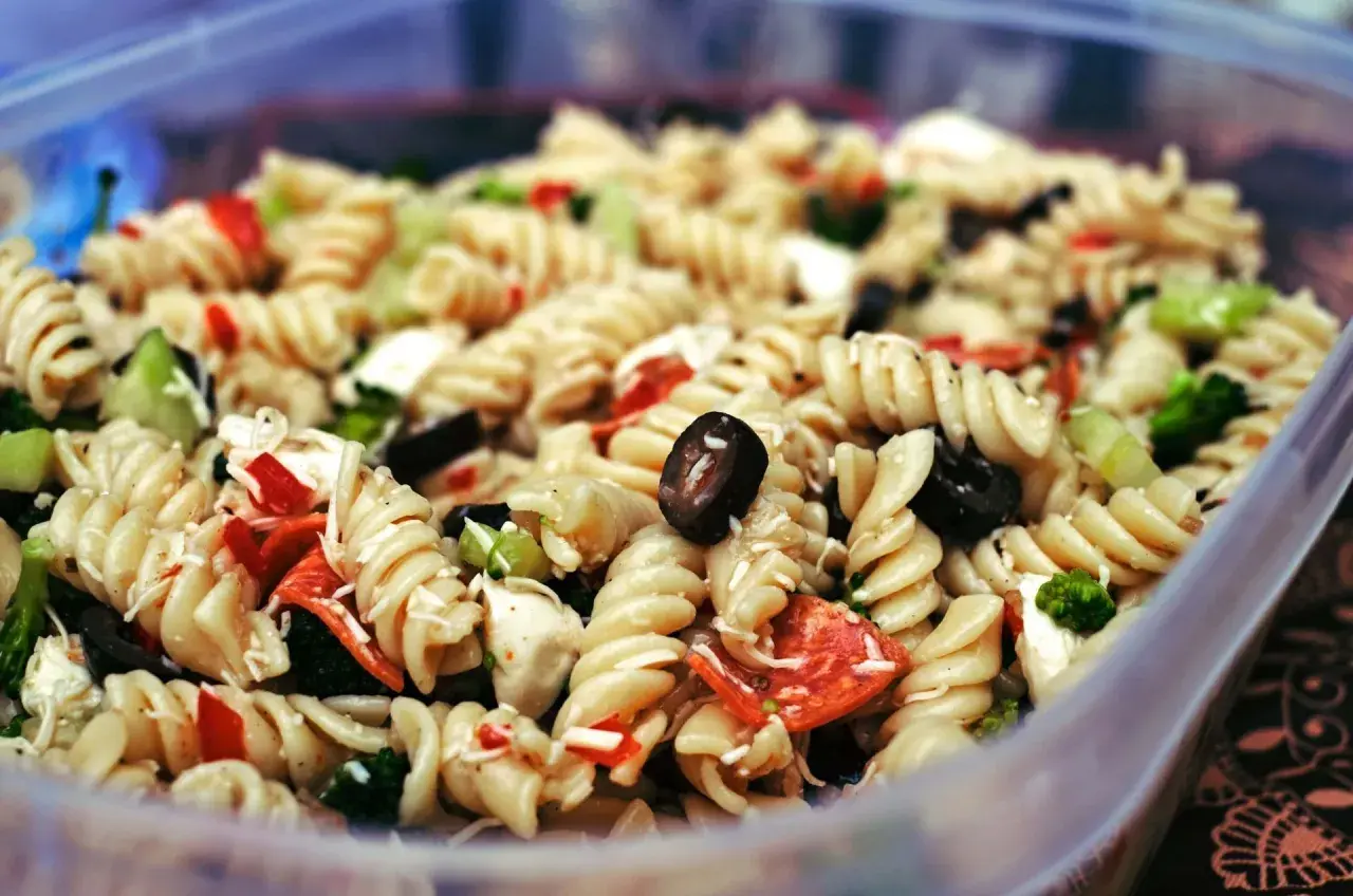 Bunter Nudelsalat mit Oliven, Paprika und Brokkoli – perfekt als Beilage zu salaten zum grillen.