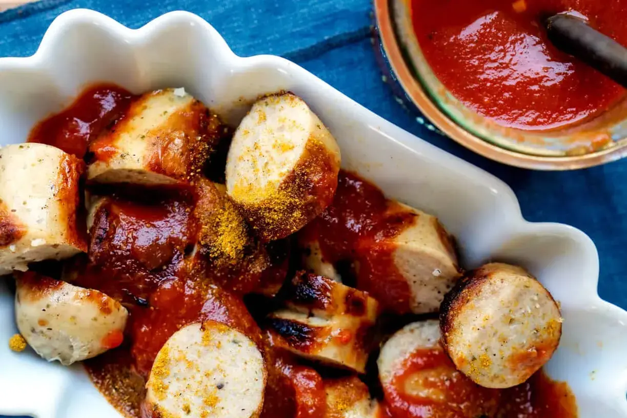 Leckere Currywurst mit original Currywurst Sauce, bestreut mit Currypulver. Ein echtes rezept currywurst sauce original Erlebnis.