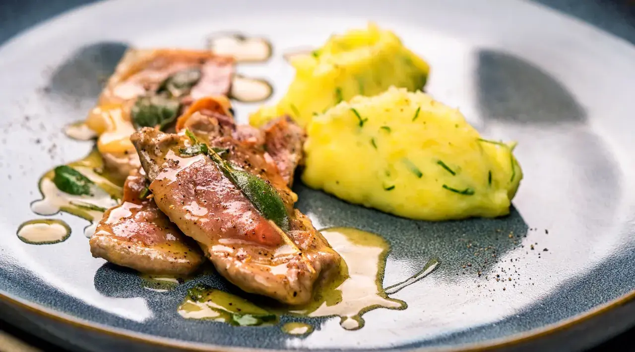 Saltimbocca alla Romana Rezepte: Zarte Kalbsschnitzel mit Salbei und Schinken, serviert mit cremigem Kartoffelpüree.