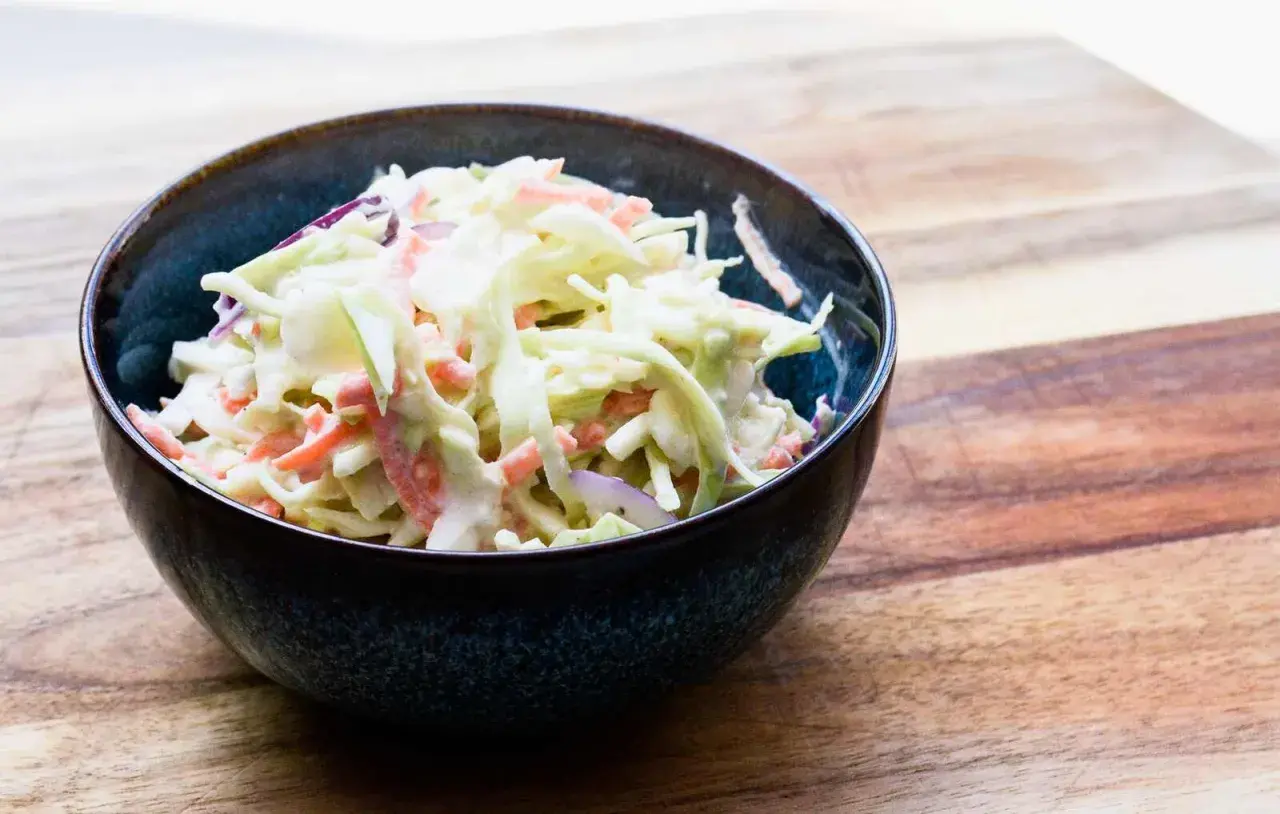 Schüssel mit cremigem Cole Slaw, ein einfaches Rezept für den perfekten Sommersalat.