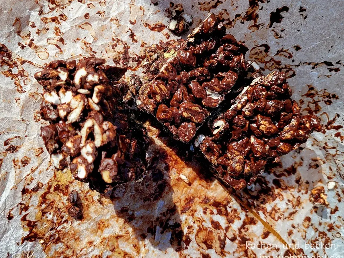 Schokoladenriegel mit gepufftem Reis und Nüssen, die Lust auf "Nippon selber machen" machen.