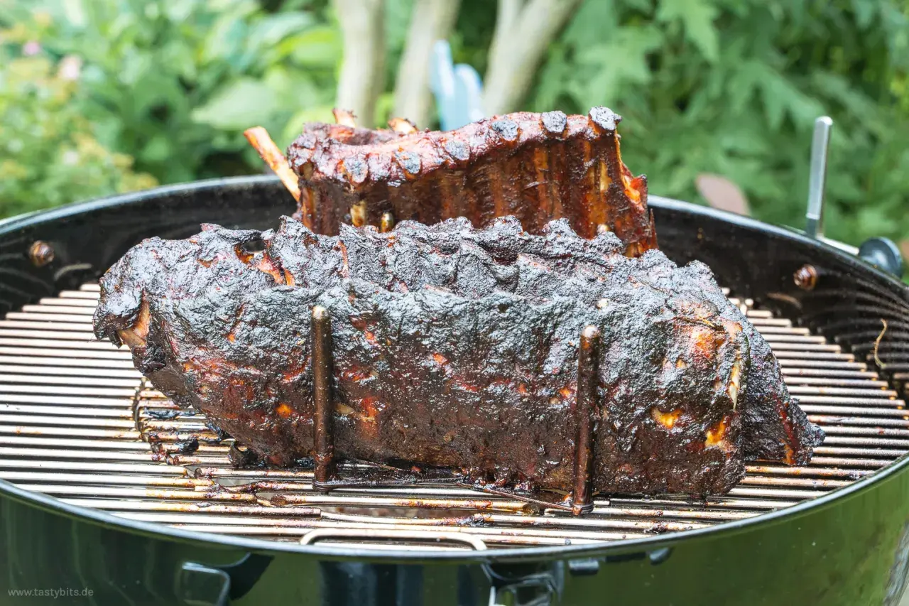 Saftige Spareribs auf dem Grill. Bei 120 Grad wie lange garen? Perfekt für BBQ-Liebhaber.