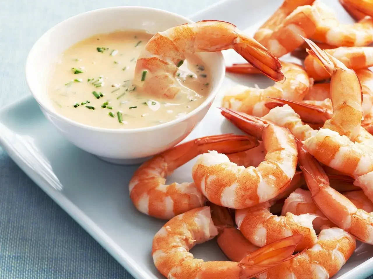 Garnelensalat Cocktail Rezept: Frische Garnelen dippen in cremige Sauce. Ein Genuss!