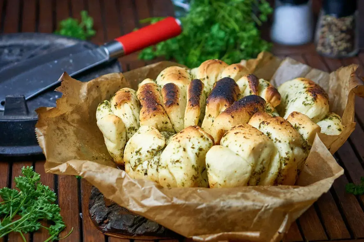 Kräuterbrötchen, perfekt für Dutch Oven Rezepte. Außen knusprig, innen weich und voller Geschmack.